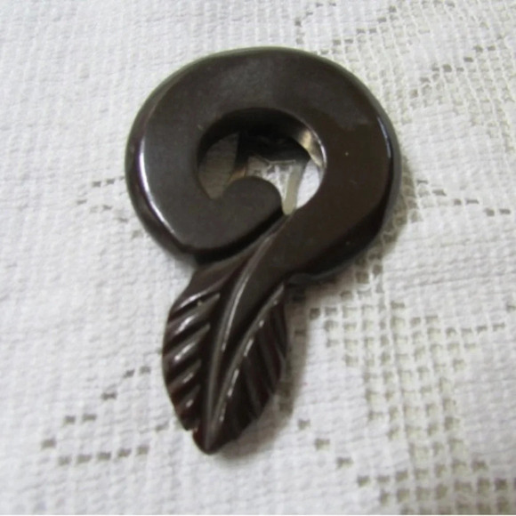Bakelite Vintage 1940s Dark Chocolate Chocolate Heavy Carved Dress or Shoe Clip - Picture 1 of 5